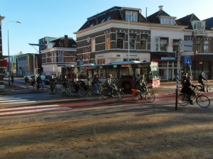 2 rijstroken voor 1-richtingsverkeer dus gevaar voor afdekking.